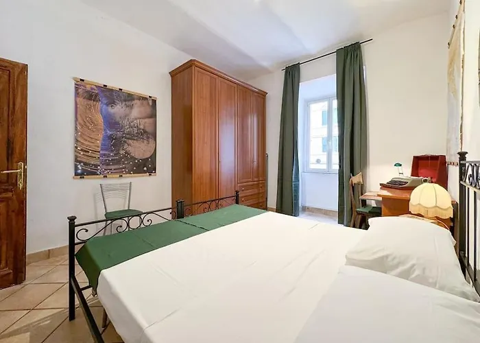 Vatican Art Apartment *